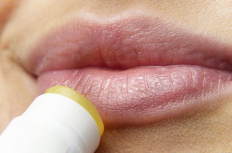 それマル新常識：ぬり過ぎ注意！唇の乾燥を防ぐリップクリームの塗り方と塗る頻度